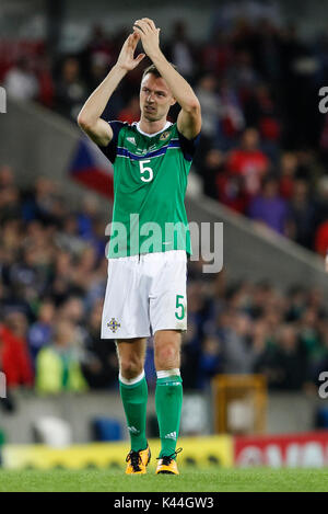 Jonny Evans de l'Irlande du Nord célèbre après la Coupe du Monde 2018 match de qualification du groupe C entre l'Irlande du Nord et de la République tchèque à Windsor Park le 4 septembre 2017 à Belfast, en Irlande du Nord. (Photo de Daniel Chesterton/phcimages.com) Banque D'Images