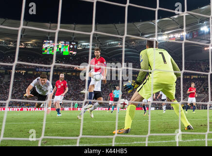 Stuttgart, Deutschland. 08Th Sep 2017. Mario Gomez (Deutschland) par werden das Tor zum Kopf 6:0 gegen Jorgen Skjelvik (Norwegen) und Torwart Rune Jarstein (Norwegen), télécommande, Hintertor Hintertorkamera, GES :// FUSSBALL WM Qualifikation : Deutschland - Norwegen, 04.09.2017 Football/soccer WC : qualification : l'Allemagne contre la Norvège, Stuttgart, le 4 septembre, 2017 | Verwendung weltweit Credit : dpa/Alamy Live News Banque D'Images