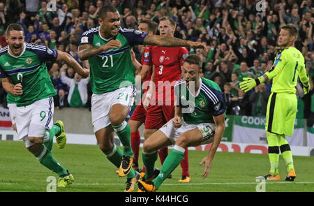 Stade national de football à Windsor Park, Belfast, Irlande du Nord. 04 septembre 2017. Qualification de la Coupe du Monde 2018 - L'Irlande du Nord / République tchèque. Jonny Evans (5) célèbre son but pour le Nord de l'Iireland. Crédit : David Hunter/Alamy Live News. Banque D'Images