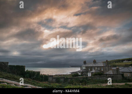 Birling Gap, Eastbourne, East Sussex, Royaume-Uni. 4 septembre 2017. Les nuages se déplacent vers le coucher du soleil à mesure que le vent augmente, mais il reste très chaud. Banque D'Images