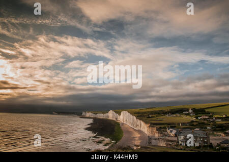 Birling Gap, Eastbourne, East Sussex, Royaume-Uni. 4 septembre 2017. Les nuages se déplacent vers le coucher du soleil à mesure que le vent augmente, mais il reste très chaud. Banque D'Images