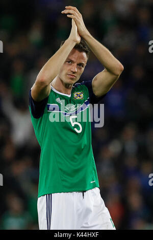 Jonny Evans de l'Irlande du Nord célèbre à plein temps de la Coupe du Monde 2018 match de qualification du groupe C entre l'Irlande du Nord et de la République tchèque à Windsor Park le 4 septembre 2017 à Belfast, en Irlande du Nord. (Photo de Daniel Chesterton/phcimages.com) Banque D'Images