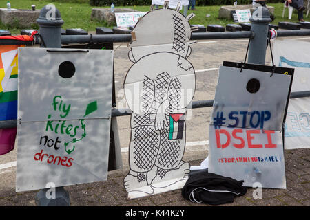 Londres, Royaume-Uni. 16Th Jun 2017. Accessoires utilisés par les militants contre le commerce des armes et la fourniture d'armes à Israël pour protester contre l'extérieur de l'ExCel Centre à l'avance de la DSEI foire aux armements. Credit : Mark Kerrison/Alamy Live News Banque D'Images