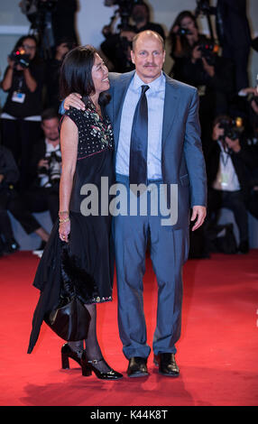 Venise, Italie. 16Th Jun 2017. L'acteur Woody Harrelson(R) et son épouse Laura Louie posent pour des photos lors de la première du film "trois panneaux d'Extérieur Ebbing, Missouri" au 74e Festival du Film de Venise à Venise, Italie, le 4 septembre 2017. Credit : Jin Yu/Xinhua/Alamy Live News Banque D'Images