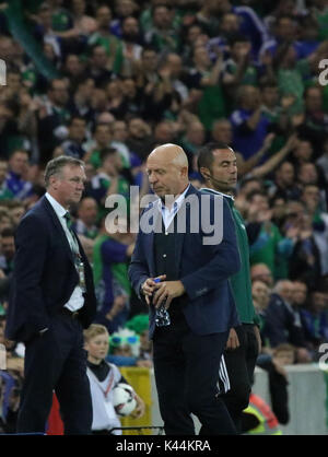 Stade national de football à Windsor Park, Belfast, Irlande du Nord. 04 septembre 2017. Qualification de la Coupe du Monde 2018 - L'Irlande du Nord / République tchèque. L'Irlande du manager Michael O'Neill (à gauche) et gestionnaire de la République tchèque Karel Jarolim (droite). Crédit : David Hunter/Alamy Live News. Banque D'Images