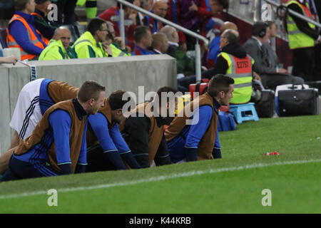 Stade national de football à Windsor Park, Belfast, Irlande du Nord. 04 septembre 2017. Qualification de la Coupe du Monde 2018 - L'Irlande du Nord / République tchèque. L'Irlande du Nord suppléants regarder le match se dérouler au cours de leur échauffement. Crédit : David Hunter/Alamy Live News. Banque D'Images