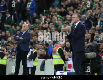 Stade national de football à Windsor Park, Belfast, Irlande du Nord. 04 septembre 2017. Qualification de la Coupe du Monde 2018 - L'Irlande du Nord / République tchèque. L'Irlande du manager Michael O'Neill (à droite) et gestionnaire de la République tchèque Karel Jarolim (à gauche). Crédit : David Hunter/Alamy Live News. Banque D'Images