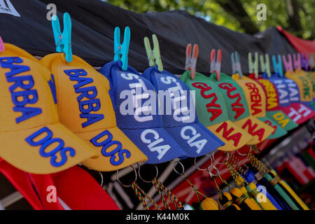 Brooklyn, Etats-Unis. 4e Septembre, 2017. L'alimentation et de souvenirs en vente au cours de la 50e Annual West Indian-American Carnival sur Eastern Parkway à Brooklyn, le lundi, 04 septembre 2017 à New York, USA. Credit : SEAN DRAKES/Alamy Live News Banque D'Images