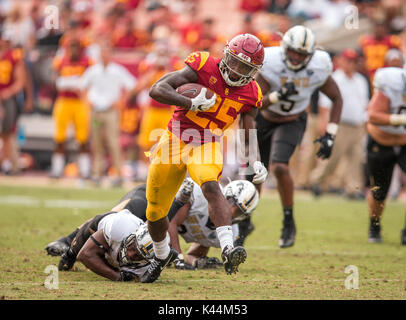 Los Angeles, CA, USA. 09Th Sep 2017. L'USC en marche arrière (25) Ronald Jones II se brise à l'extérieur et évite d'être attaquée sur son chemin à un touché lors d'un match entre l'W. Michigan Broncos vs USC Trojans le samedi 2 septembre 2017 au Los Angeles Memorial Coliseum de Los Angeles, Californie. L'USC a défait W. Michigan 49-31. Juan Lainez/CSM/Alamy Live News Banque D'Images