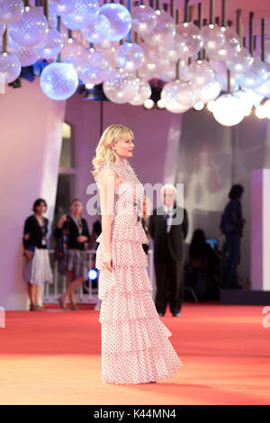 Venise, Italie. 08Th Sep 2017. Kirsten Dunst, marche le tapis rouge d'avance sur les Woodshock' projection pendant le 74e Festival du Film de Venise à la Sala Grande le 4 septembre 2017 à Venise, Italie. Credit : Annalisa Flori Punch/media/Alamy Live News Banque D'Images