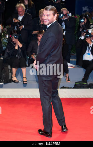 Venise, Italie. 08Th sep 2017. pilou asbæk participant à la 'woodshock' première mondiale au 74e festival international du film de Venise au Palazzo del cinema sur septembre 04, 2017 à Venise, Italie : crédit-geisler fotopress/Alamy live news Banque D'Images