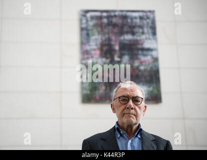 Berlin, Allemagne. 16Th Jun 2017. Le peintre et sculpteur Gerhard Richter s'élève face à son travail au Reichstag à Berlin, Allemagne, 4 septembre 2017. Les quatre-partie cycle "Birkenau" (2014) peut être vu dans l'ouest de l'entrée de l'immeuble. La cérémonie comprenait un discours prononcé par le président du Bundestag Norbert Lammert. Photo : Soeren Stache/dpa/Alamy Live News Banque D'Images