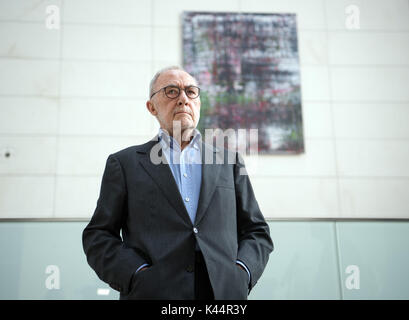 Berlin, Allemagne. 16Th Jun 2017. Le peintre et sculpteur Gerhard Richter s'élève face à son travail au Reichstag à Berlin, Allemagne, 4 septembre 2017. Les quatre-partie cycle "Birkenau" (2014) peut être vu dans l'ouest de l'entrée de l'immeuble. La cérémonie comprenait un discours prononcé par le président du Bundestag Norbert Lammert. Photo : Soeren Stache/dpa/Alamy Live News Banque D'Images