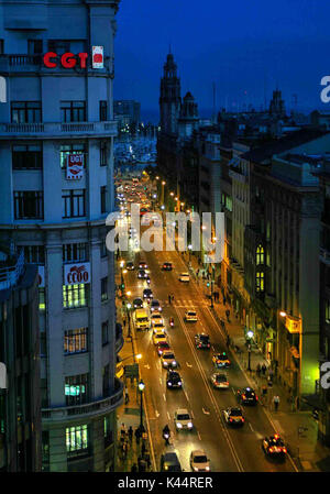 Barcelone, Espagne. 19 Oct, 2004. Le trafic de nuit sur la Via Laietana, dans le vieux quartier Gothique (Barri Gotic) de Barcelone. Une destination touristique majeure, Barcelone a un riche patrimoine culturel. Credit : Arnold Drapkin/ZUMA/Alamy Fil Live News Banque D'Images