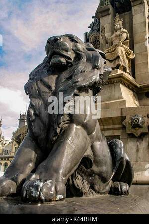 Barcelone, Espagne. 19 Oct, 2004. Un lion sculpté décoratif à la base du monument de Christophe Colomb, une statue en bronze au sommet d'une haute colonne corinthienne à l'extrémité inférieure de la Rambla de Barcelone. Une destination touristique majeure, Barcelone a un riche patrimoine culturel. Credit : Arnold Drapkin/ZUMA/Alamy Fil Live News Banque D'Images