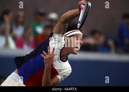 New York, États-Unis. 08Th Sep 2017. US Open de Tennis : New York, 4 septembre 2017 - numéro 6 têtes de Dominic Thiem sert d'Autriche au cours de sa quatrième ronde match contre Juan Martin del Potro de l'Argentine à l'US Open à Flushing Meadows, New York. del Potro a remporté le match en cinq sets à l'avance pour les quarts. Crédit : Adam Stoltman/Alamy Live News Banque D'Images