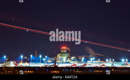 Dpatop - Un avion atterrit à l'aéroport de Tegel à Berlin, Allemagne, 4 septembre 2017. (Prises avec l'exposition) Photo : Paul Zinken/dpa Banque D'Images