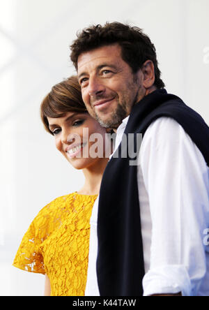 Venise, Italie. 16Th Jun 2017. Patrick Bruel et l'actrice italienne Micaela Ramazzotti au photocall du film 'une famille', directeur Sebastiano OPIR. 74e Festival International du Film de Venise Photo © Ottavia Da Re/Sintesi/Alamy Live News Banque D'Images