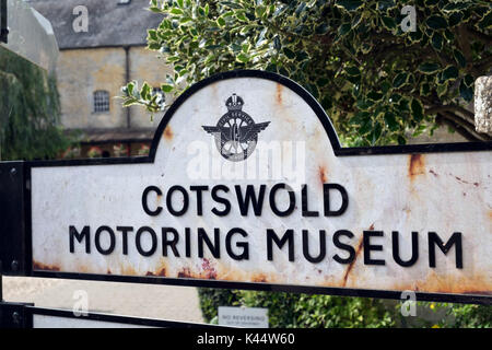 Le signe extérieur de la musée des véhicules à moteur de Cotswold, dans le centre historique de hotspot touristique cotswold bourton on the water Banque D'Images