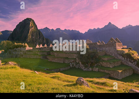 Lumière rose lever du soleil sur le Machu picchu ville ancienne. Destination touristique au Pérou Banque D'Images