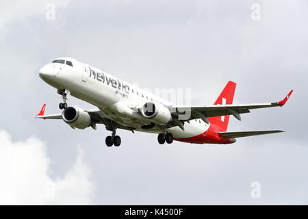 Helvetic Airways Embraer ERJ-190LR HB-JVL l'atterrissage à l'aéroport Heathrow de Londres, UK Banque D'Images