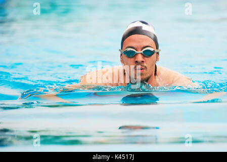 Portrait de sportif de natation en piscine. Homme smimming rapide Banque D'Images