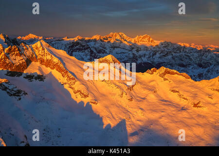 Vue aérienne du mont Sissone et groupe de la Bernina au coucher du soleil de la vallée de la Valtellina Masino Lombardie Italie Europe Banque D'Images