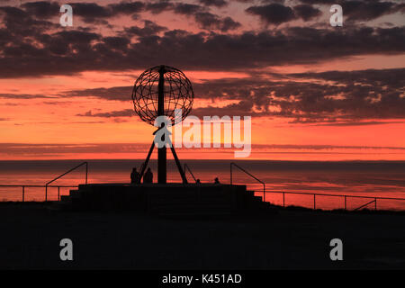 Coucher de soleil sur le monde statue au cap Nord, le point le plus au nord de l'Europe continentale Banque D'Images