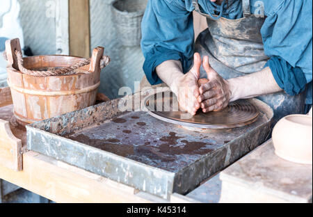 Man making pot sur potter dans un atelier de roues Banque D'Images