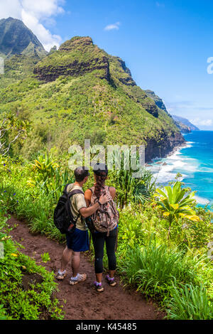 Randonneurs sur le sentier Kalalau sur Kauai près de Hanakapiai Beach voir la côte de Na Pali Banque D'Images