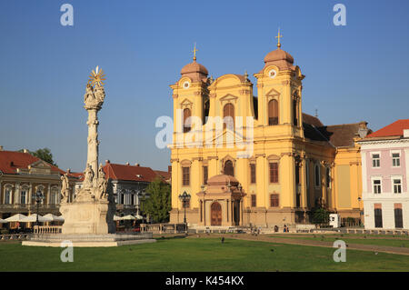 La cathédrale catholique romaine de St George, et sur colonne de la Sainte Trinité (Union européenne), la Place Unirii à Timisoara, en Roumanie occidentale Banque D'Images