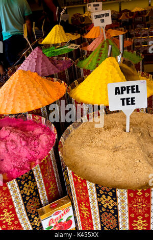 Stand boutique de vente de thé à saveur de fruits colorés en turc Turquie Côté Banque D'Images