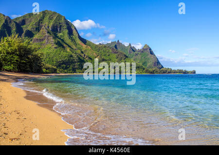 Vue panoramique de plage à Haena Kauai, tunnels, avec plage, Haena Beach Park et Mt. Makena, appelé Bali Hai, à distance Banque D'Images