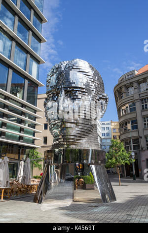 Chef de Franz Kafka ou statue de Kafka est une sculpture cinétique par l'artiste tchèque David Černý à Prague, République tchèque. Banque D'Images