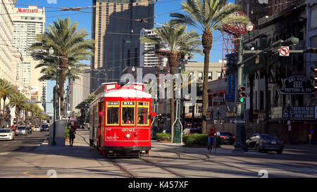 Tramway rouge sur Canal Street dans le centre-ville de La Nouvelle-Orléans, Louisiane Banque D'Images