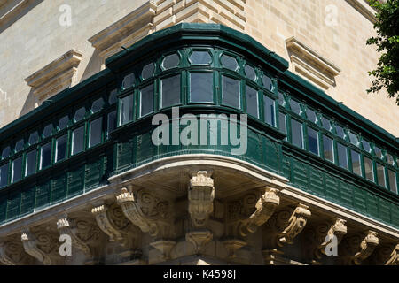 La Valette, Malte - vert fleuri sur balcon à la rue principale - Coin de l'ancien théâtre St et Saint Banque D'Images