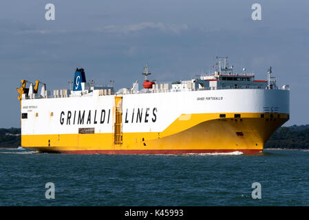 Southampton Water England UK. Août 2017. Le navire transporteur de véhicules Ligne Grimaldi Grande Portogallo en cours sur Southampton Water à destination de pleine mer Banque D'Images