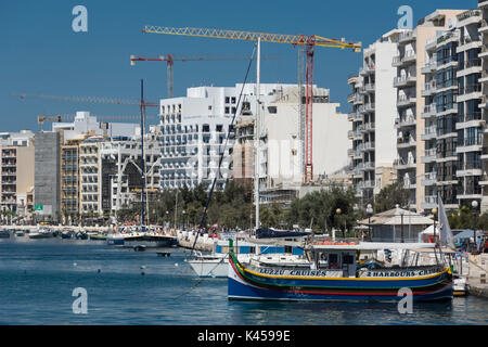 Front de mer de Sliema, Malte avec plusieurs grues de construction Banque D'Images