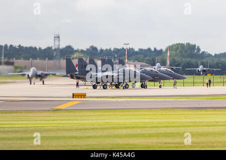 F-15E Strike Eagle de la 48e Escadre de chasse objet vérifications avant vol sur le bord de la piste alors qu'ils se préparent à sorties d'entraînement dans le ciel Banque D'Images