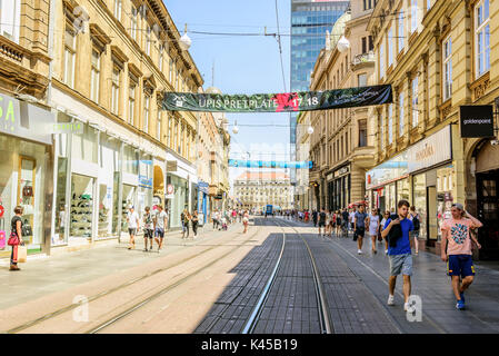 ZAGREB, CROATIE - Juillet 17, 2017 : les rues de Zagreb en semaine, pendant la journée en été. Ville de Zagreb est la capitale de la Croatie. Banque D'Images