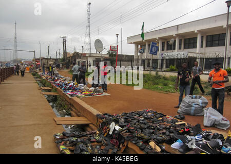 Les personnes vendant des chaussures et sandales dans la rue dans la ville de Balma, une grande agglomération, dans l'Etat d'Ondo, Nigéria Banque D'Images