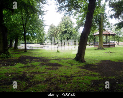 Cadre romantique du parc arboré, pavillon, étang de canard, fond de verdure avec terrain boueux et arbres multiples, parc pittoresque, cadre naturel Banque D'Images