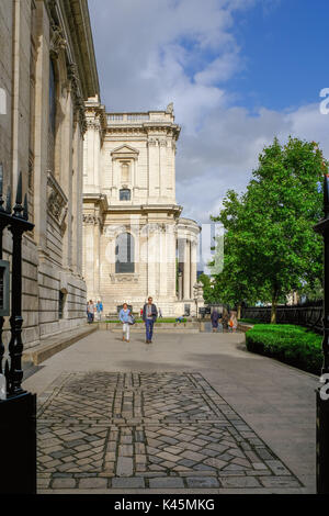 St. Paul's, London, UK - 3 août 2017 : side view of st. Paul's cathédrale de touristes marcher autour de la cathédrale. Banque D'Images