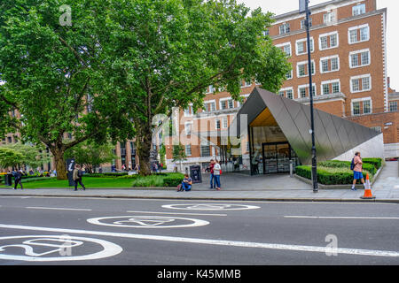 St Paul's, Londres, UK - 3 août 2017, centre d'information, bâtiment moderne triangulaire. Respectueuse de l'environnement et situé en face de St Pauls. Banque D'Images