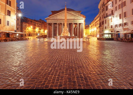 Le Panthéon de nuit, Rome, Italie Banque D'Images
