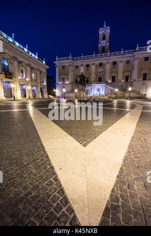 Colline du Capitole, Rome, Latium, Italie. Piazza del Campidoglio par nuit Banque D'Images