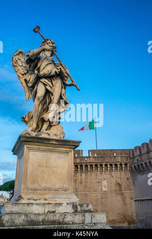 Ponte Sant'Angelo, Rome, Latium. La statue de l'Ange avec l'éponge faite par Antonio Giorgetti Banque D'Images