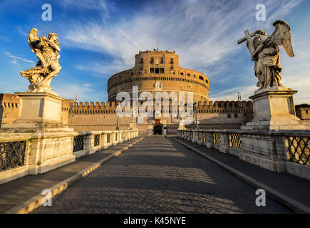 Pont Saint Angelo, Rome, Latium. Le Mausolée d'Hadrien ou Castel Sant Angelo à l'aube, Italie Banque D'Images