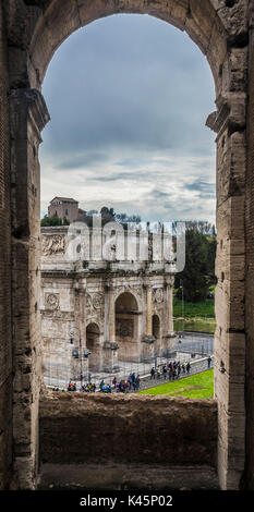 La Piazza del Colosseo, Rome, Latium. L'Arc de Constantin dans le cadre Banque D'Images