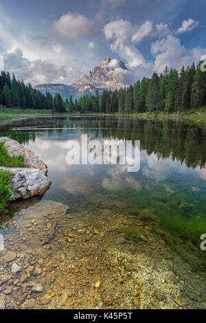 Les Trois Cimes de Lavaredo se reflète sur l'Antorno's Lake. Antorno's Lake, Dolomites de Sesto, Veneto, Italie. Banque D'Images